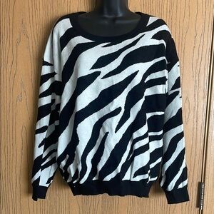❄️3/$15❄️ Black and White Zebra Striped Crew Neck Sweater
